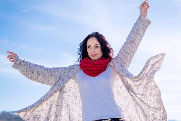 Jolie jeune femme à la plage en hiver