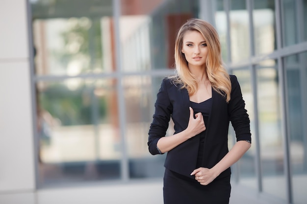 Jolie jeune femme en plein air