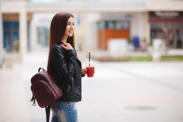 Jolie jeune femme en plein air