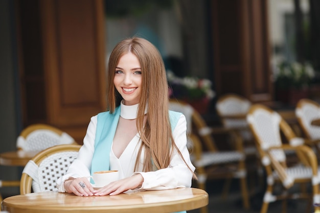 Jolie jeune femme en plein air