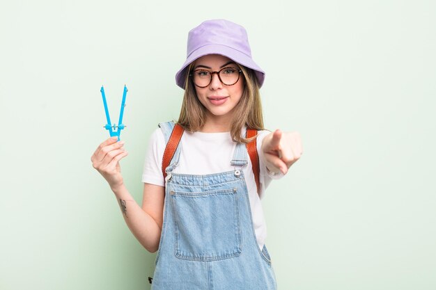 Jolie jeune femme pointant vers la caméra en vous choisissant concept d'étudiant