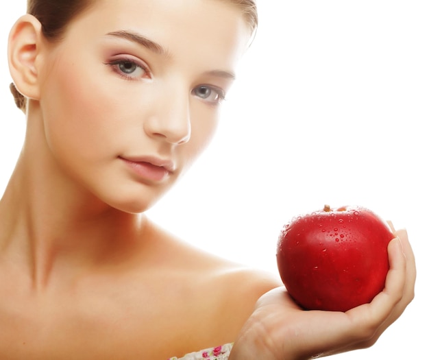 Jolie jeune femme avec une pomme