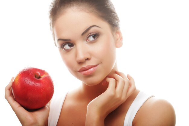 Jolie jeune femme avec une pomme