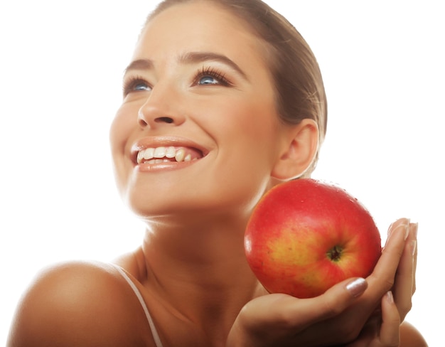 Jolie jeune femme avec une pomme