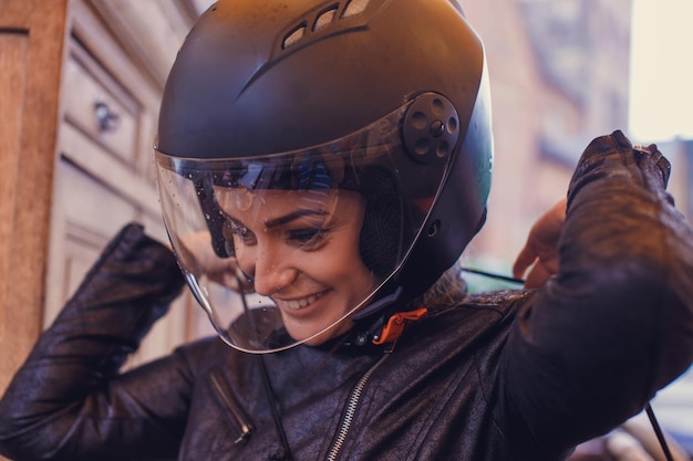 Jolie jeune femme portant un casque de moto.