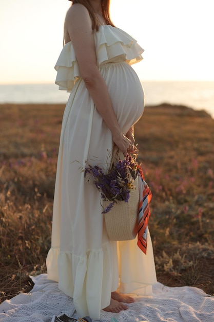 jolie jeune femme portrait en plein air