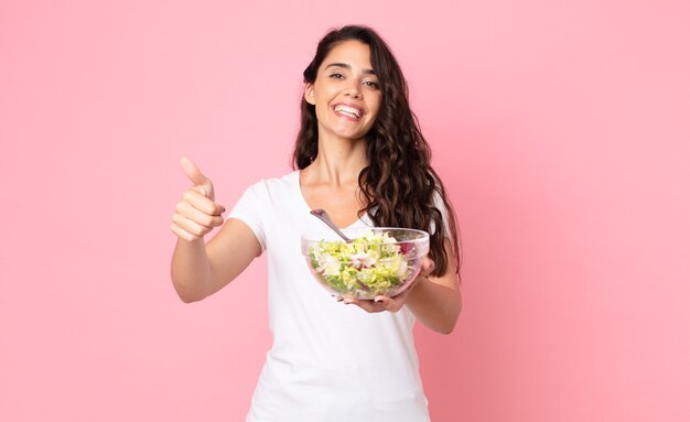 Jolie jeune femme préparant une salade