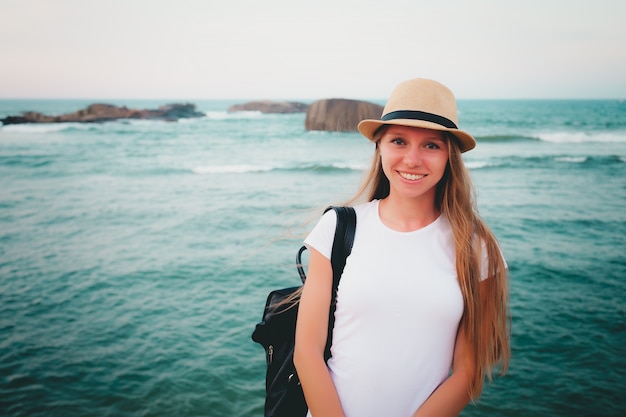 Jolie jeune femme près de la mer