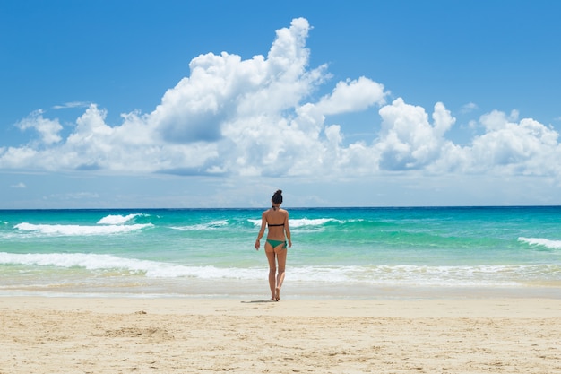 Jolie jeune femme, profitant de la plage