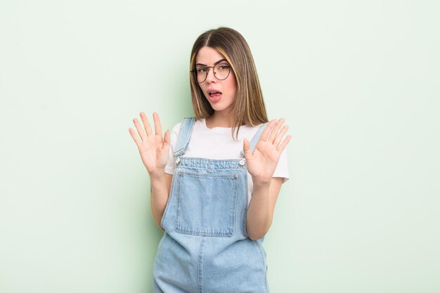 Jolie jeune femme qui a l'air nerveuse, anxieuse et inquiète, disant que ce n'est pas ma faute ou que je ne l'ai pas fait