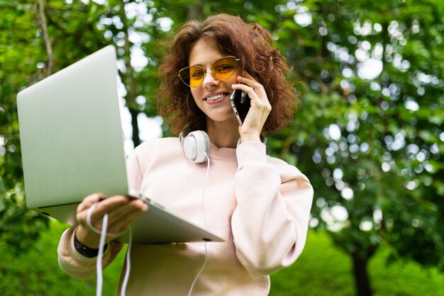 Jolie jeune femme de race blanche est engagée à la pige dans le parc et appelle le téléphone