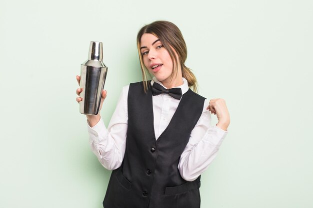 Jolie jeune femme à la recherche d'un concept de barman cocktail positif et fier arrogant