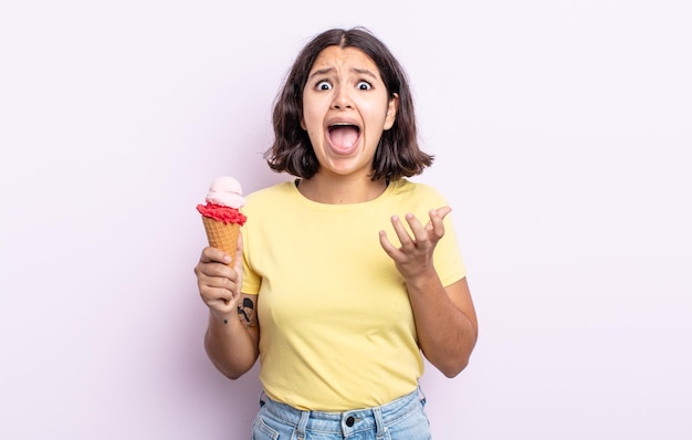 Jolie jeune femme à la recherche désespérée de crème glacée frustrée et stressée