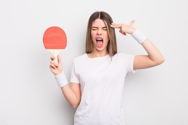 Jolie jeune femme à la recherche d'un geste de suicide malheureux et stressé faisant signe d'arme à feu concept de ping-pong