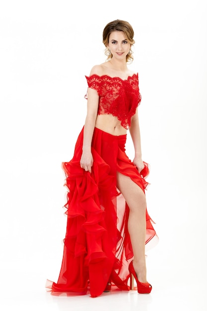 Jolie jeune femme en robe rouge sur fond blanc