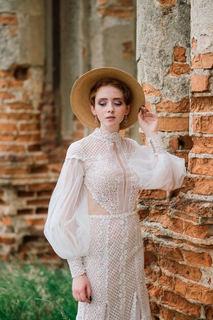 Jolie jeune femme rousse caucasienne en robe de mariée