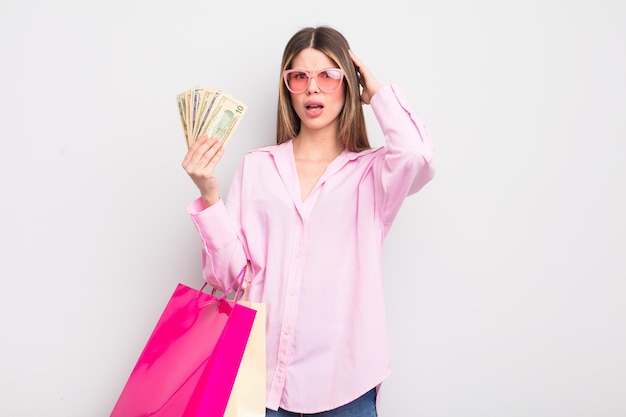 Jolie jeune femme avec des sacs à provisions