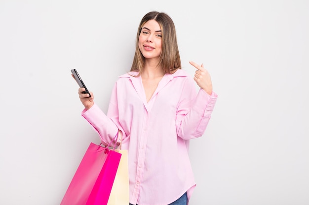 Jolie jeune femme avec des sacs à provisions