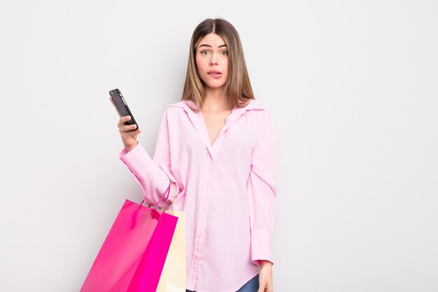 Jolie jeune femme avec des sacs à provisions