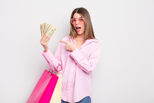 jolie jeune femme avec des sacs