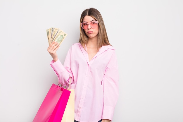 jolie jeune femme avec des sacs