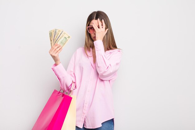 jolie jeune femme avec des sacs