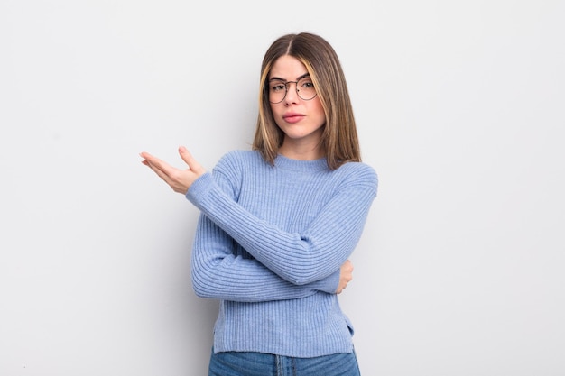 Jolie jeune femme se sentant confuse et désemparée s'interrogeant sur une explication ou une pensée douteuse