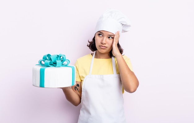 Jolie jeune femme se sentant ennuyée, frustrée et endormie après une période fastidieuse. chef cuisinant un gâteau