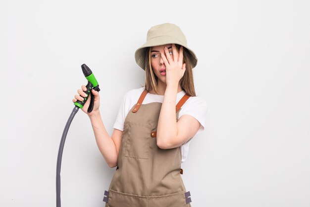 jolie jeune femme se sentant ennuyée, frustrée et somnolente après une fatigue. concept d'arrosage jardinier