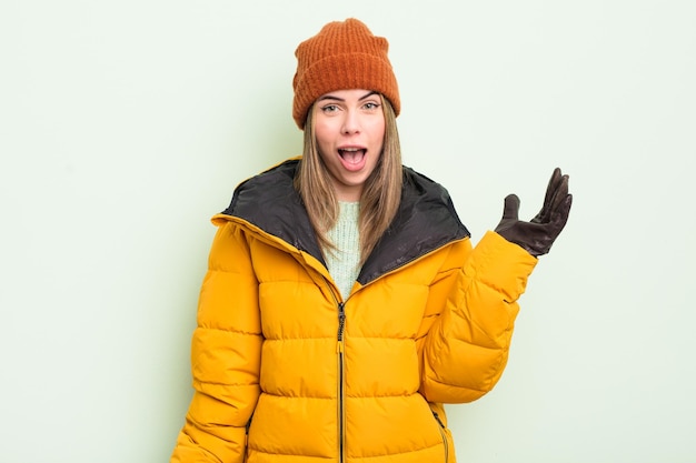 Jolie jeune femme se sentant heureuse surprise de réaliser une solution ou une idée concept de temps froid