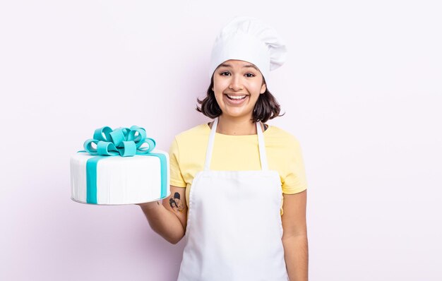 Jolie Jeune Femme Semblant Heureuse Et Agréablement Surprise. Chef Cuisinant Un Gâteau