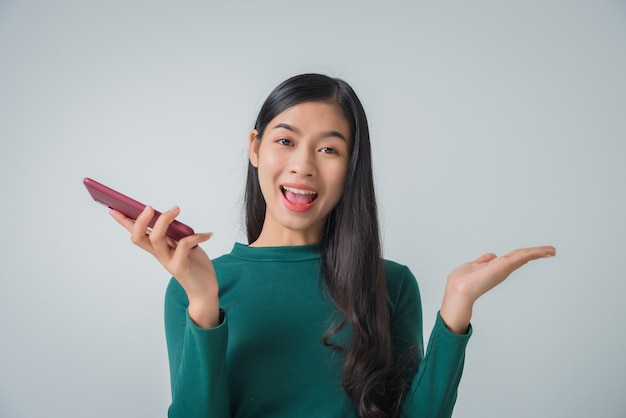 Jolie jeune femme avec smartphone et sourires