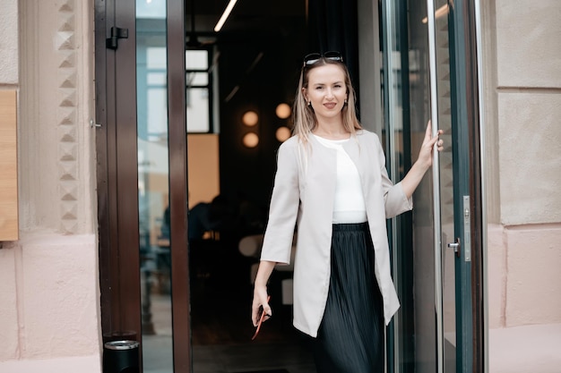 Jolie jeune femme sortant d'un petit café