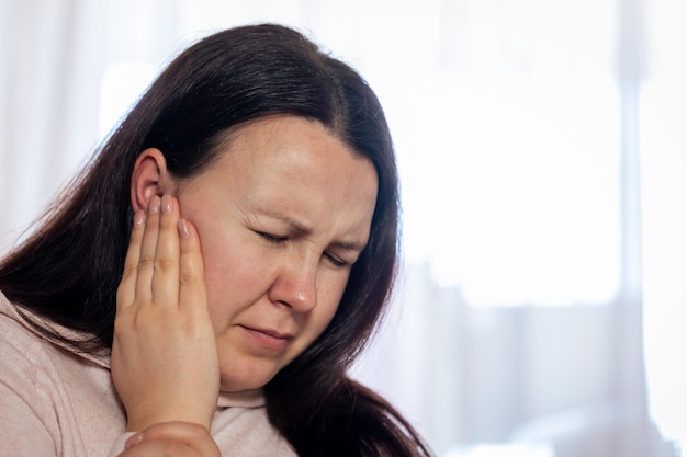 Jolie Jeune Femme Souffrant D'une Forte Maladie Des Acouphènes, Une Femme Malade Ayant Une Douleur à L'oreille La Touchant ...