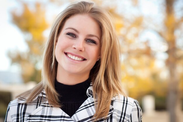 Une jolie jeune femme souriante dans le parc