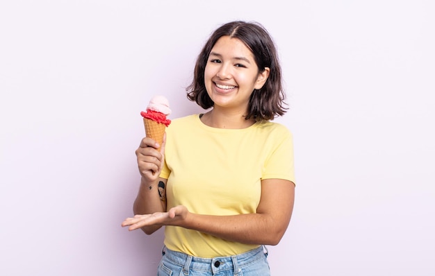 Jolie jeune femme souriante joyeusement, se sentant heureuse et montrant un concept. concept de crème glacée