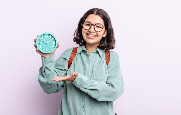 Jolie jeune femme souriante joyeusement, se sentant heureuse et montrant un concept. concept de réveil