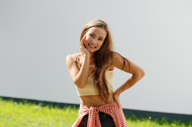 Jolie jeune femme souriante en plein air