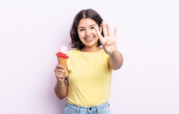 Jolie jeune femme souriante et sympathique, montrant le numéro quatre. notion de crème glacée