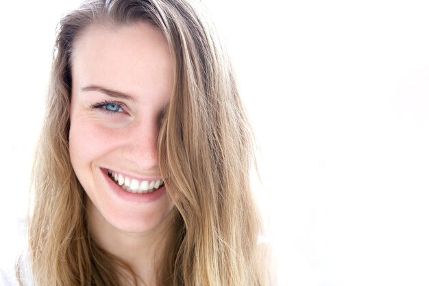 Jolie jeune femme souriante