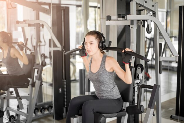 Jolie jeune femme sportive est Workout in gym