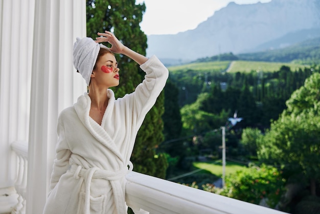 Jolie jeune femme avec des taches sur son visage admire la nature Concept de relaxation