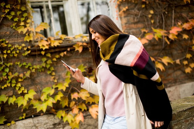 Jolie jeune femme avec un téléphone mobile