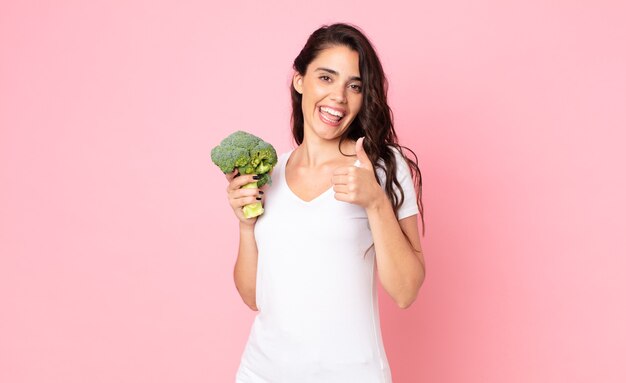 Jolie jeune femme tenant un brocoli