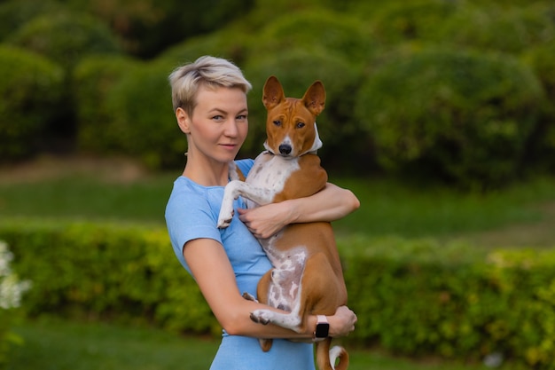 Jolie jeune femme tenant un chien dans ses bras