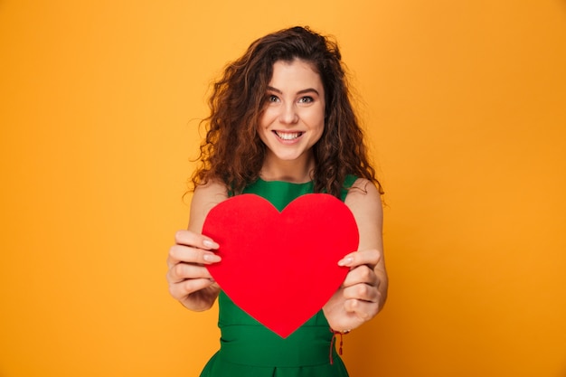 Jolie jeune femme tenant coeur.