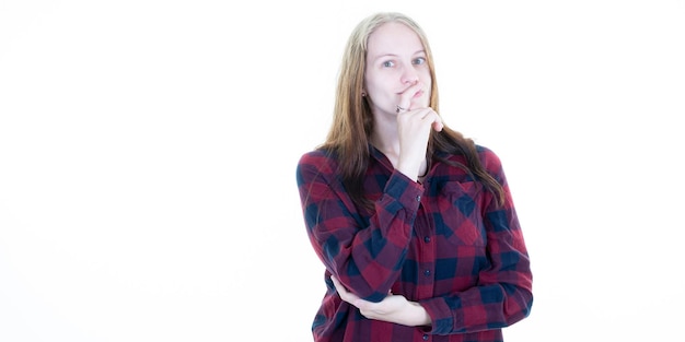 jolie jeune femme tenant la main sur la joue à la suspecte pensive sur l'espace de copie fond blanc