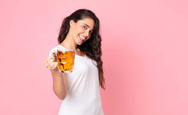 jolie jeune femme tenant une pinte de bière