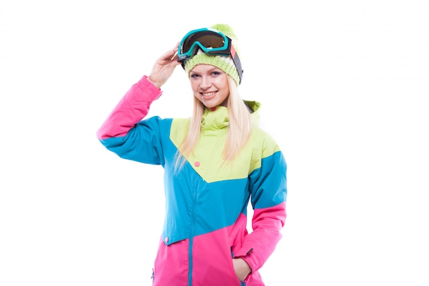 Jolie jeune femme en tenue de ski et lunettes de ski