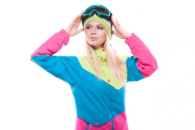 Jolie jeune femme en tenue de ski et lunettes de ski